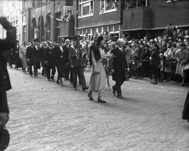 821004 Afbeelding van onder meer Prinses Juliana en Prins Bernhard op het Domplein te Utrecht ter gelegenheid van de ...